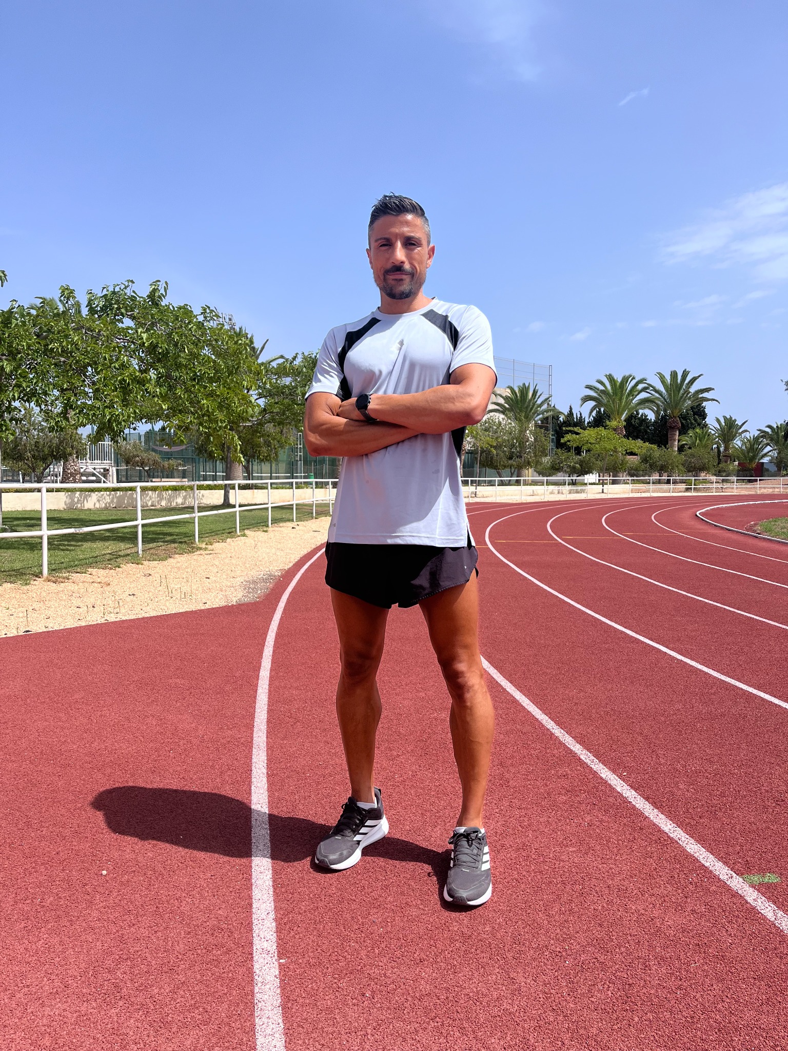 Álex Amorós en la pista de atletismo, retrato a color