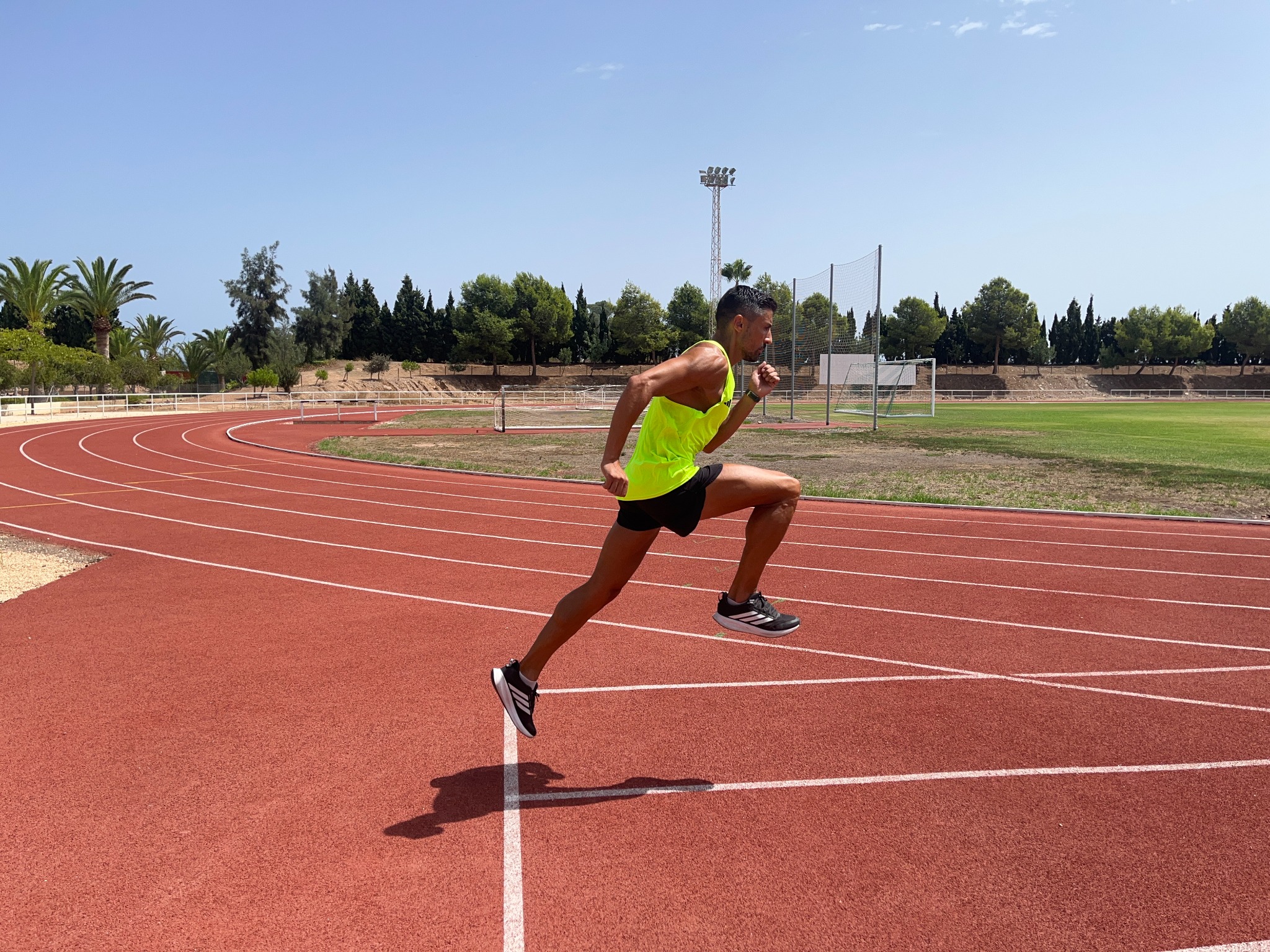 Álex Amorós entrenando en la pista de atletismo
