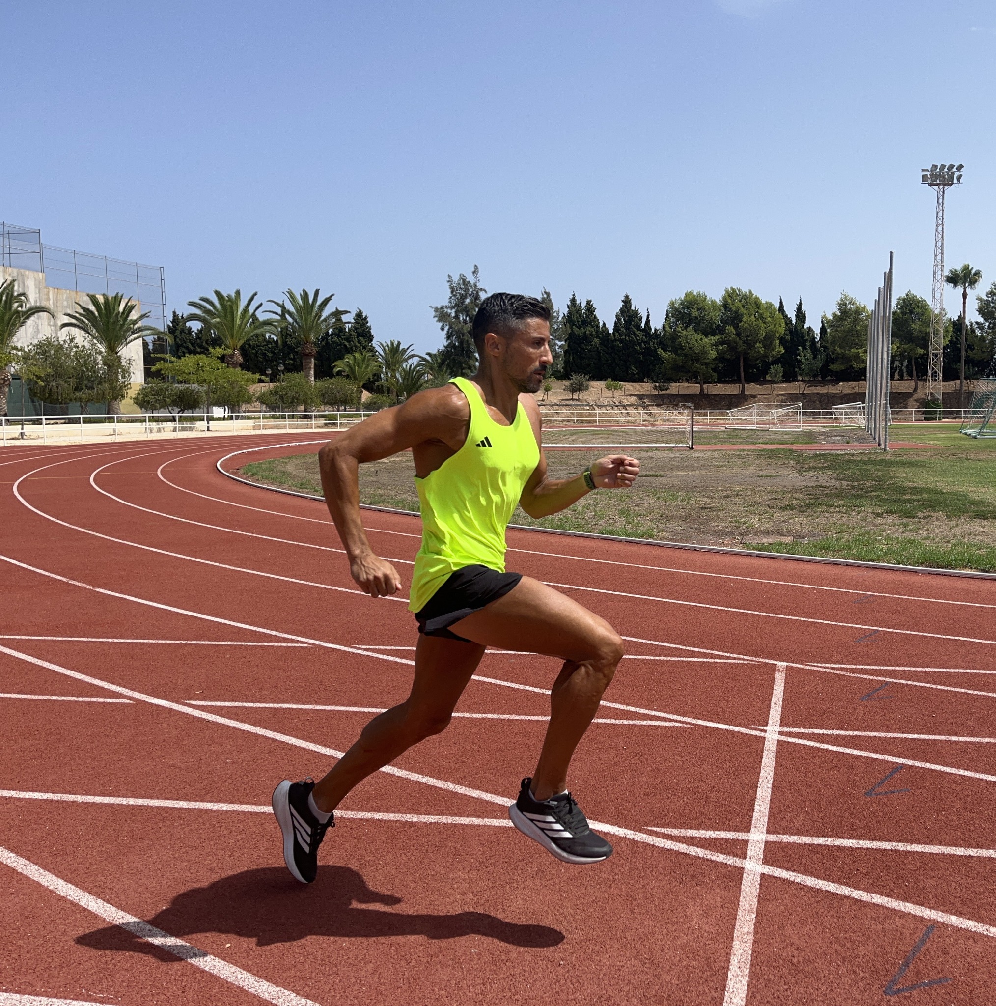 Álex trabajando la técnica de carrera en la pista